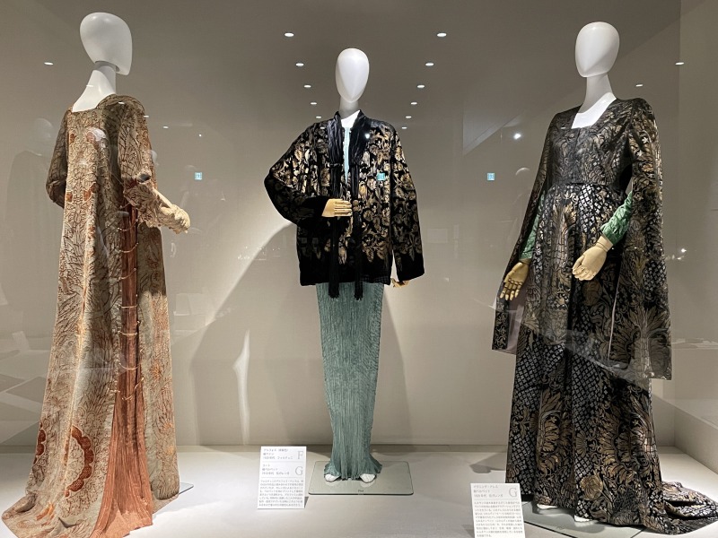 フォルチュニとガレンガが生み出した20世紀初頭のファッションを紹介【共立女子大学博物館】