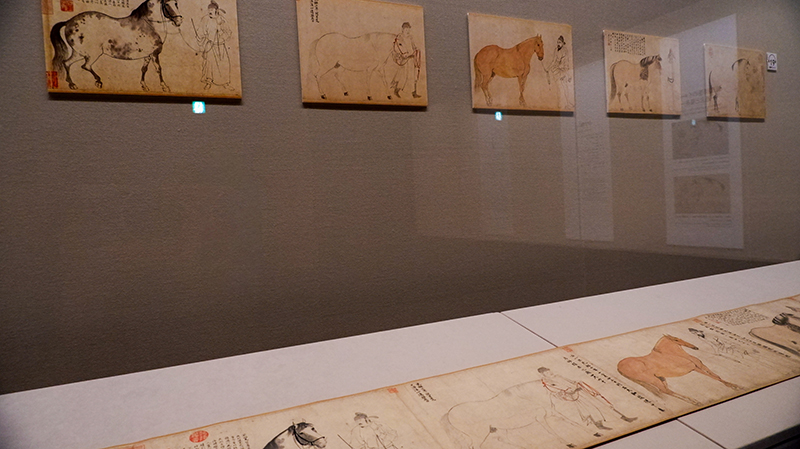 これぞ伝説。白描画の名手・李公麟の幻の真作「五馬図巻」が「孝経図巻」と並び立つ【根津美術館】