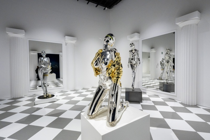 空山基の“光・透明・反射”の世界へ没入する【CREATIVE MUSEUM TOKYO】