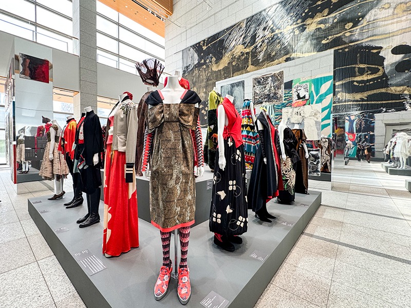 デザイナー・コシノヒロコの全貌を紹介。圧巻の展示空間にも注目【東京都現代美術館】